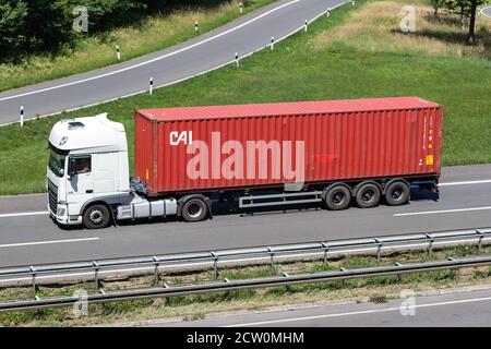 DAF XF LKW mit CAI Container auf Autobahn. Stockfoto