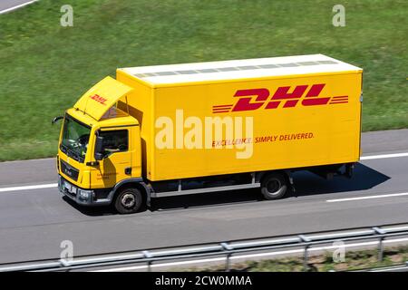 DHL MAN TGL LKW auf der Autobahn. DHL ist ein Geschäftsbereich des deutschen Logistikunternehmens Deutsche Post AG, das internationale Express-Postdienste anbietet. Stockfoto