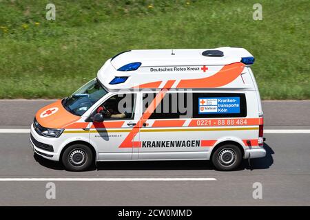 Rettungswagen des Deutschen Roten Kreuzes auf der Autobahn. Das Deutsche Rote Kreuz oder der DRK, ist die nationale Gesellschaft des Roten Kreuzes in Deutschland. Stockfoto