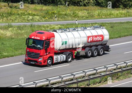 Forbiz Mercedes-Benz Actros LKW mit Tankwagen auf der Autobahn. Stockfoto