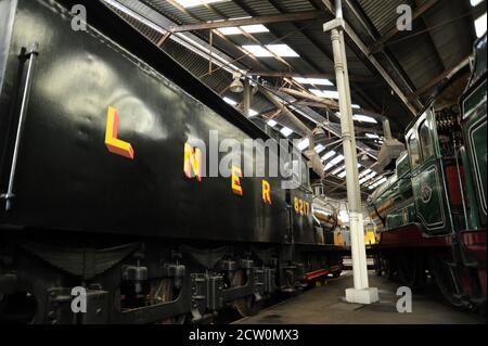 L.N.E.R. '8217' (links) und 'Butler Henderson' (rechts) im Barrow Hill Roundhouse. Stockfoto