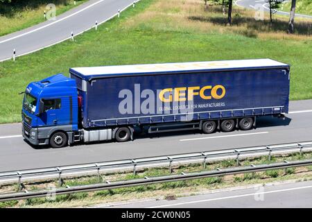 MAN TGX LKW mit GEFCO Curtainside Anhänger auf der Autobahn. Stockfoto