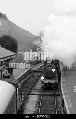 '30120' und 'Manston' fahren doppelt durch Corfe Castle, während '30053' auf der Plattform wartet. Stockfoto