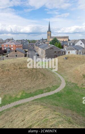 Kleine Stadt Rocroi, die von Vauban befestigt und wie ein Stern strukturiert ist Stockfoto