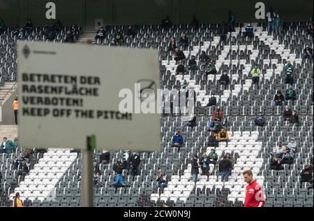 26. September 2020, Nordrhein-Westfalen, Mönchengladbach: Fußball: Bundesliga, Bor. Mönchengladbach - 1. FC Union Berlin, 2. Spieltag im Borussia Park. Fans von Mönchengladbach sitzen auf ihren Sitzen. Foto: Bernd Thissen/dpa - WICHTIGER HINWEIS: Gemäß den Vorschriften der DFL Deutsche Fußball Liga und des DFB Deutscher Fußball-Bund ist es verboten, im Stadion und/oder aus dem Spiel aufgenommenen Fotografien in Form von Sequenzbildern und/oder videoähnlichen Fotoserien zu nutzen oder auszunutzen. Stockfoto