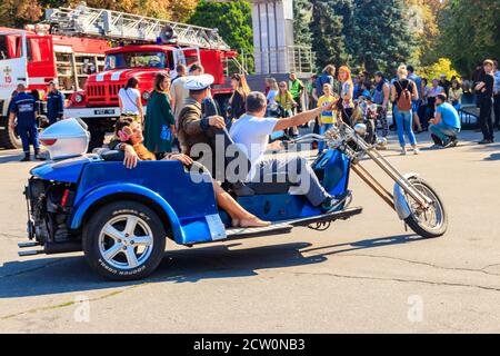 Kremenchug, Ukraine - 22. September 2018: Unbekannte fahren am Tag der Stadt Kremenchug mit einem dreirädrigen Motorrad auf einem Stadtplatz Stockfoto