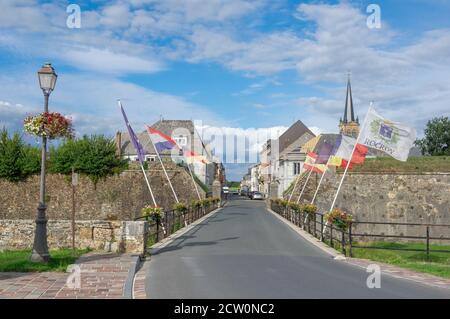 Kleine Stadt Rocroi, die von Vauban befestigt und wie ein Stern strukturiert ist Stockfoto