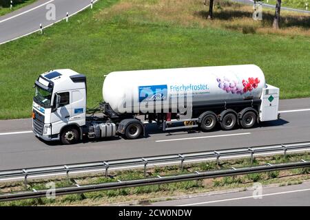 Linde Volvo FH LKW mit stickstofftragendem Gasanhänger auf der Autobahn. Stockfoto