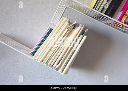 Modernes Eisengestell Bücherregal an der Wand mit Schule hängen Bücher modernes Retro-Design Stockfoto
