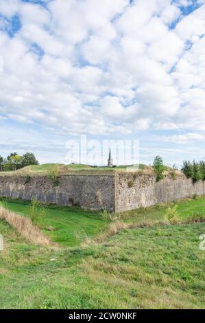 Kleine Stadt Rocroi, die von Vauban befestigt und wie ein Stern strukturiert ist Stockfoto