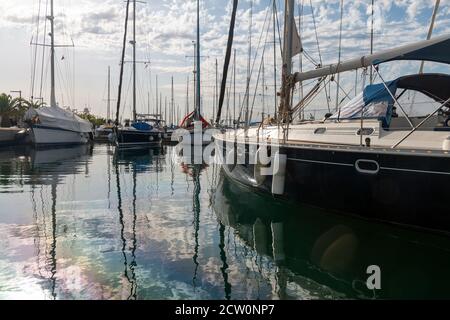 Ausflugsboote liegen in der Marina von Valencia, Spanien Stockfoto