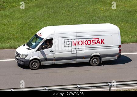 Mokosak Mercedes-Benz Sprinter Transporter auf der Autobahn Stockfoto