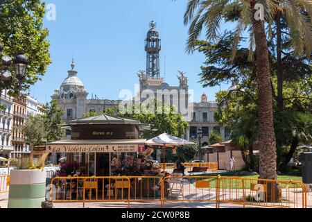 Valencia, Spanien - 23. Juli 2020: Blumenkiosk auf dem Rathausplatz, Valencia, Spanien Stockfoto