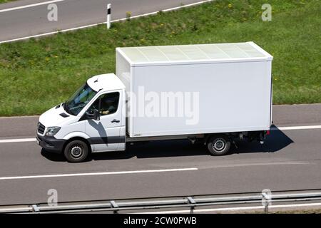 Mercedes-Benz Sprinter Transporter auf der Autobahn. Der Mercedes-Benz Sprinter ist ein leichtes Nutzfahrzeug der Daimler AG, Stuttgart. Stockfoto