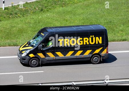 Trogrün Renault Master auf der Autobahn. Stockfoto