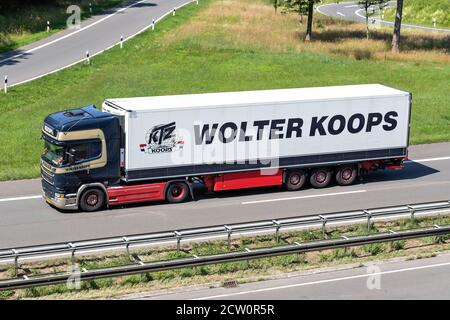 Wolter Koops Scania LKW auf der Autobahn. Wolter Koops ist ein niederländischer Dienstleister im Bereich temperaturgesteuerter Transport und Logistik. Stockfoto