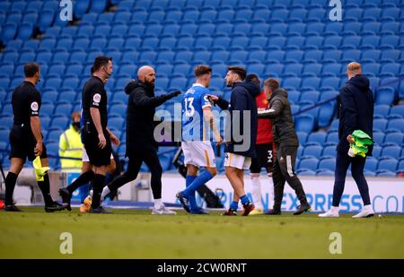 Adam Lallana von Brighton und Hove Albion (rechts) wartet auf Schiedsrichter Chris Kavanagh beim Finalpfiff während des Premier League-Spiels im AMEX Stadium in Brighton. Stockfoto