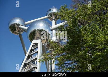 Brüssel, Atomium mit einem Baum im Vordergrund Stockfoto