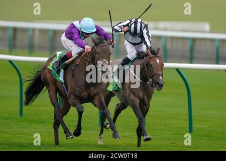 Alcohol Free von Jockey Oisin Murphy (links) gewinnt die Juddmonte Cheveley Park Stakes von Jockey Ryan Moore und Miss Amulet am dritten Tag des Cambridgeshire Meetings auf der Newmarket Racecourse. Stockfoto