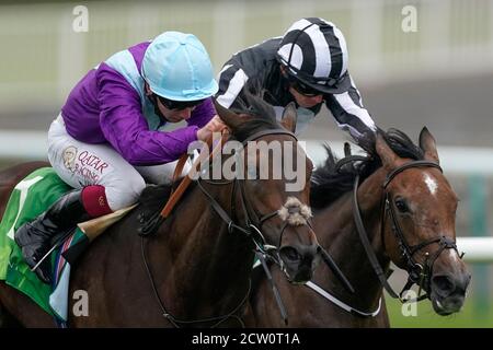 Alcohol Free von Jockey Oisin Murphy (links) gewinnt die Juddmonte Cheveley Park Stakes von Jockey Ryan Moore und Miss Amulet am dritten Tag des Cambridgeshire Meetings auf der Newmarket Racecourse. Stockfoto