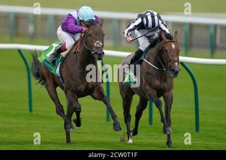 Alcohol Free von Jockey Oisin Murphy (links) gewinnt die Juddmonte Cheveley Park Stakes von Jockey Ryan Moore und Miss Amulet am dritten Tag des Cambridgeshire Meetings auf der Newmarket Racecourse. Stockfoto