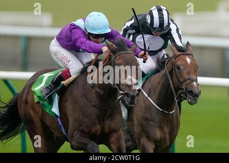 Alcohol Free von Jockey Oisin Murphy (links) gewinnt die Juddmonte Cheveley Park Stakes von Jockey Ryan Moore und Miss Amulet am dritten Tag des Cambridgeshire Meetings auf der Newmarket Racecourse. Stockfoto