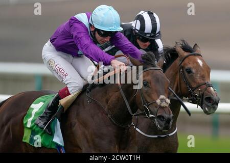 Alcohol Free von Jockey Oisin Murphy (links) gewinnt die Juddmonte Cheveley Park Stakes von Jockey Ryan Moore und Miss Amulet am dritten Tag des Cambridgeshire Meetings auf der Newmarket Racecourse. Stockfoto