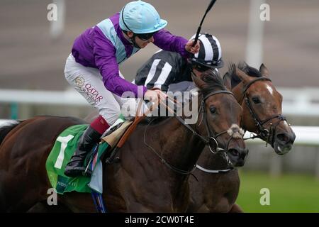 Alcohol Free von Jockey Oisin Murphy (links) gewinnt die Juddmonte Cheveley Park Stakes von Jockey Ryan Moore und Miss Amulet am dritten Tag des Cambridgeshire Meetings auf der Newmarket Racecourse. Stockfoto