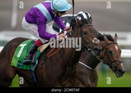 Alcohol Free von Jockey Oisin Murphy (links) gewinnt die Juddmonte Cheveley Park Stakes von Jockey Ryan Moore und Miss Amulet am dritten Tag des Cambridgeshire Meetings auf der Newmarket Racecourse. Stockfoto