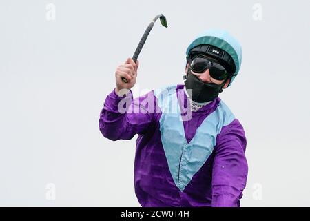 Alcohol Free mit Jockey Oisin Murphy (links) feiert den Gewinn der Juddmonte Cheveley Park Stakes am dritten Tag des Cambridgeshire Meetings auf der Newmarket Racecourse. Stockfoto