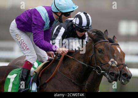 Alcohol Free von Jockey Oisin Murphy (links) gewinnt die Juddmonte Cheveley Park Stakes von Jockey Ryan Moore und Miss Amulet am dritten Tag des Cambridgeshire Meetings auf der Newmarket Racecourse. Stockfoto