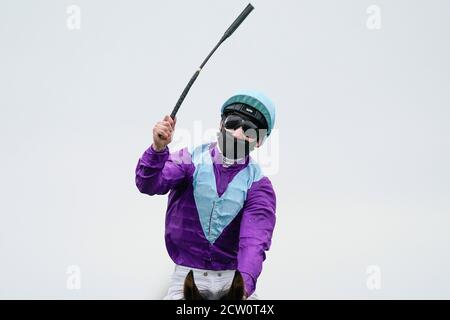 Alcohol Free mit Jockey Oisin Murphy (links) feiert den Gewinn der Juddmonte Cheveley Park Stakes am dritten Tag des Cambridgeshire Meetings auf der Newmarket Racecourse. Stockfoto