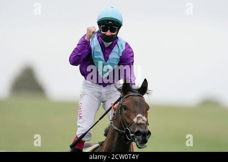 Alcohol Free mit Jockey Oisin Murphy (links) feiert den Gewinn der Juddmonte Cheveley Park Stakes am dritten Tag des Cambridgeshire Meetings auf der Newmarket Racecourse. Stockfoto