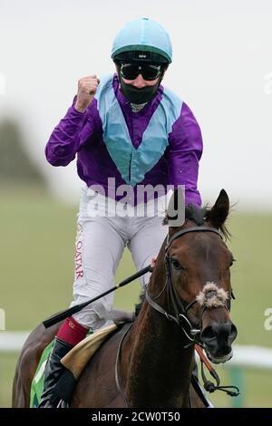 Alcohol Free mit Jockey Oisin Murphy (links) feiert den Gewinn der Juddmonte Cheveley Park Stakes am dritten Tag des Cambridgeshire Meetings auf der Newmarket Racecourse. Stockfoto