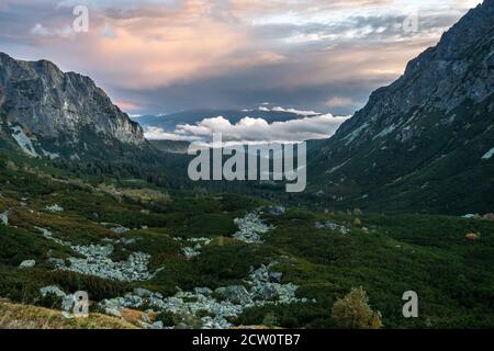 Hohe Tatra Tal vor Sonnenuntergang Stockfoto