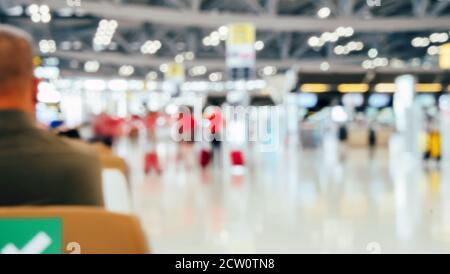Verschwommenes Bild der Atmosphäre auf dem Flughafen Suvarnabhumi während der COVID-19-Epidemie. Keine Passagiere wegen der Coronavirus-Pandemie A Stockfoto
