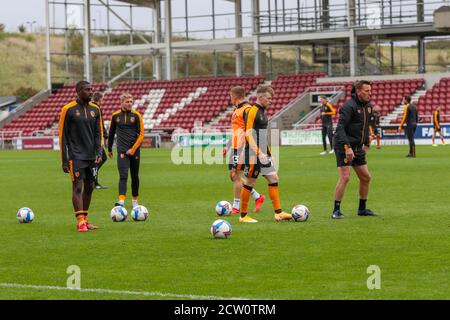 NORTHAMPTON, ENGLAND. 26. SEPTEMBER 2020, Hull Citys Spieler wärmen sich vor dem Sky Bet League One Spiel zwischen Northampton Town und Hull City im PTS Academy Stadium, Northampton am Samstag 26. September 2020 auf. (Quelle: John Cripps, Mi News) Stockfoto