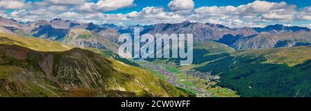 Panorama-Aufnahme Livigno Dorf Landschaft Italien Alpen im Sommer atemberaubend Blick von oben Stockfoto