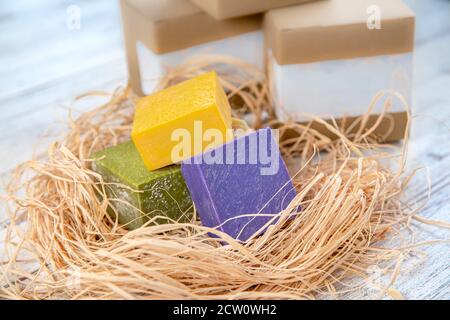 Natürliche handgemachte Seifenstücke mit Blumen, Spa Bio-Seife. Handgemachte Seife aus natürlichen Ölen und Pflanzen. Stockfoto