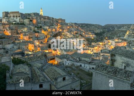 Nachtansicht von Matera auf Italien, UNESCO Weltkulturerbe Stockfoto