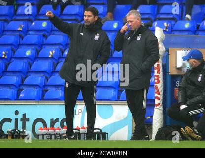 Ipswich Town Manager Paul Lambert (rechts) spricht mit Assistant Manager Stuart Taylor während des Sky Bet League One Matches in der Portman Road, Ipswich. Stockfoto