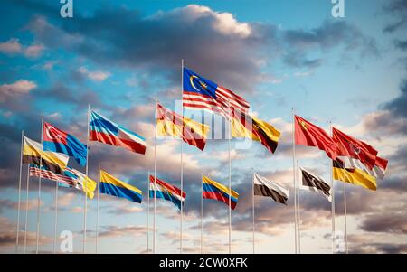 Alle Flaggen der Staaten und Gebiete Malaysias winken am Himmel. Flagge von Selangor, Kuala Lumpur, Sabah, Johor, Sarawak, Perak, Kedah, Kelantan Stockfoto