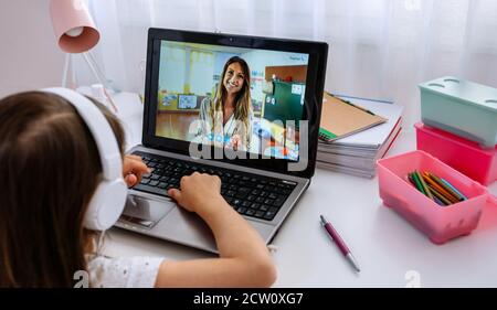 Laptop mit Lehrer Unterricht Klasse per Videokonferenz Stockfoto