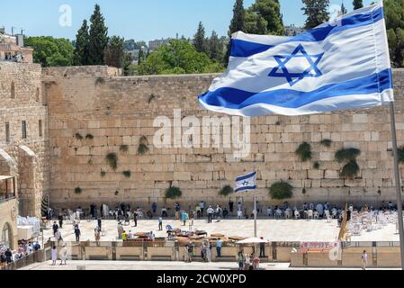 Jerusalem, Israel - jüdisch-orthodoxe Gläubige, die die Tora lesen und vor der Westmauer beten, auch bekannt als Klagemauer Stockfoto