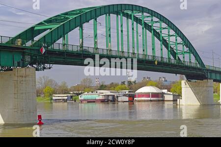 Alte Bogenbrücke über den Fluss Sava in Belgrad Serbien Stockfoto