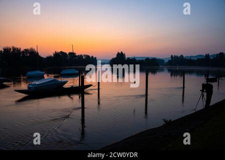 Fotograf am frühen Morgen in der Sonnenaufgangslandschaft Stockfoto