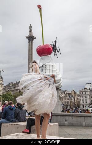 London UK 26 September 2020 EIN Demonstrator auf der heutigen Kundgebung am Trafalgar Square, der mit Federn vor dem 4. Sockel auftrat, das Ende, Kunstwerke der Künstlerin Heather Phillipson.Paul Quezada-Neiman/Alamy Live News Stockfoto