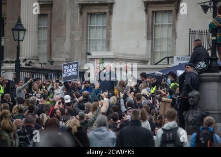 London UK 26 September 2020 David Icke spricht in Trafalgar Platz bei der Demonstration gegen die neuen Lockdown-Maßnahmen ergriffen Von der Regierung Anfang der Woche .Paul Quezada-Neiman/Alamy Live Nachrichten Stockfoto