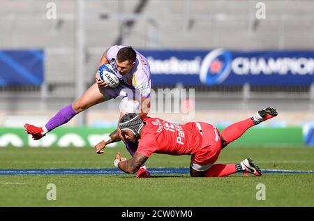 Exeter Chiefs Joe Simmonds (links) und Toulouse's Pita Ahki beim Halbfinale des European Challenge Cup in Sandy Park, Exeter. Stockfoto