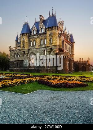 Togliatty, RUSSLAND - 8. SEPTEMBER 2018: Schloss Garibaldi im Dorf Khryaschevka in der Nähe der Stadt Togliatti, Region Samara, Russland. Stockfoto